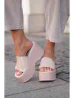 Dámské Pantofle Na Platformě A Klínu Béžové model 21687188 - Boto Dámské Pantofle Na Platformě A Klínu Béžové model 21687188 - Boto