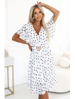 Smyslné černé šaty s obálkovým výstřihem a ozdobným páskem bílé model 21293246 - numoco basic