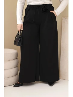 Dámské kalhoty Plus Size se širokým nohavicí a ozdobným květem v pase černé