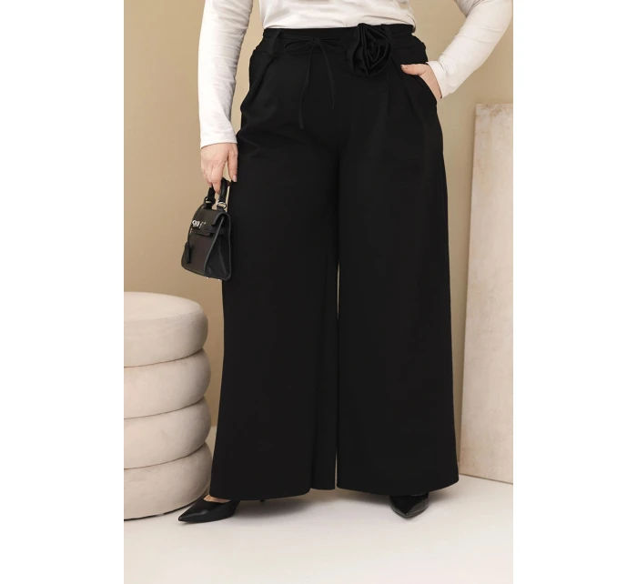 Dámské kalhoty Plus Size se širokým nohavicí a ozdobným květem v pase černé