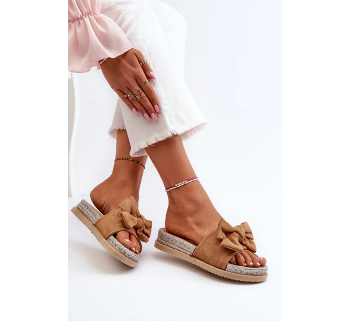 Dámské žabky na platformě s mašlí Camel model 21653345 - Boto Dámské žabky na platformě s mašlí Camel model 21653345 - Boto