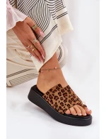 Dámské sandály na platformě a nízkém klínku s ozdobným detailem imitace leopardí kůže hnědé Saqesse