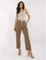 Kalhoty DHJ SP model 21034899 světle hnědé - FPrice Kalhoty DHJ SP model 21034899 světle hnědé - FPrice