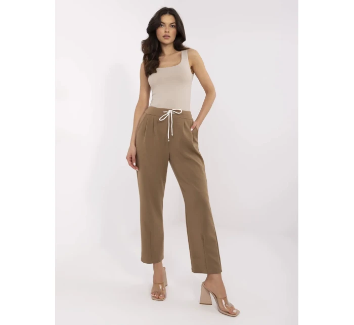 Kalhoty DHJ SP model 21034899 světle hnědé - FPrice Kalhoty DHJ SP model 21034899 světle hnědé - FPrice