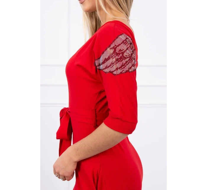 Šaty s křídly na ramenou červené