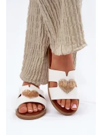 Dámské sandály na plochém podpatku se zlatou ozdobou bílé model 21697094 - EVENTO Dámské sandály na plochém podpatku se zlatou ozdobou bílé model 21697094 - EVENTO