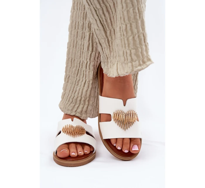 Dámské sandály na plochém podpatku se zlatou ozdobou bílé model 21697094 - EVENTO Dámské sandály na plochém podpatku se zlatou ozdobou bílé model 21697094 - EVENTO