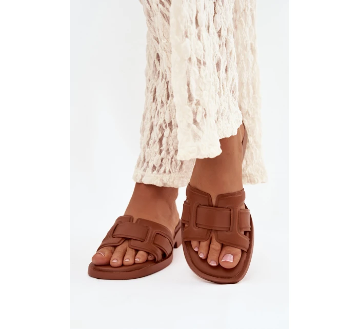 Dámské pantofle na plochém podpatku Camel model 21900529 - Boto Dámské pantofle na plochém podpatku Camel model 21900529 - Boto