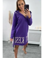 Tmavě fialové šaty s kapucí a potiskem Tmavě fialové šaty s kapucí a potiskem