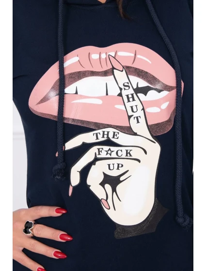 Šaty s delšími zády a barevným potiskem v tmavě modré barvě Šaty s delšími zády a barevným potiskem v tmavě modré barvě