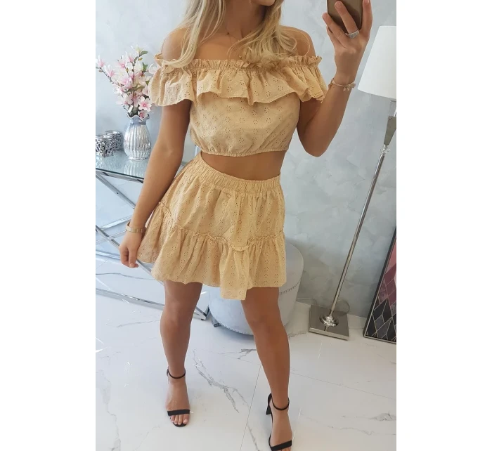 Vyšívaná souprava s puntíkovanou halenkou béžové barvy