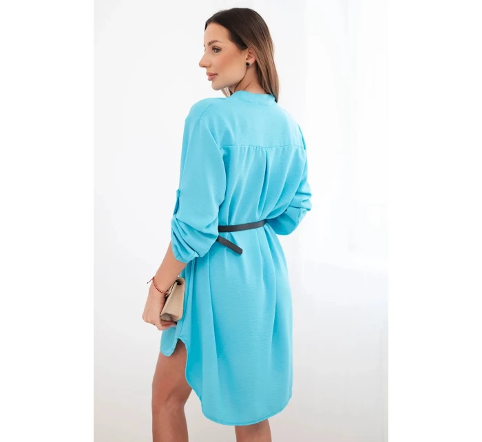 Šaty s delší zadní částí a páskem tyrkysová