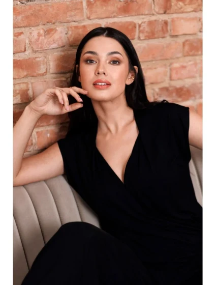 B288 Viskózový zavinovací top s výstřihem do V - černý