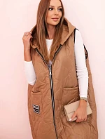 Dámská prošívaná vesta Plus Size s kapucí na zip camelová