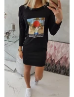 Šaty s potiskem Honey model 18744046 černé - K-Fashion Šaty s potiskem Honey model 18744046 černé - K-Fashion