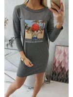Šaty s potiskem Honey model 18744048 v grafitové barvě - K-Fashion Šaty s potiskem Honey model 18744048 v grafitové barvě - K-Fashion