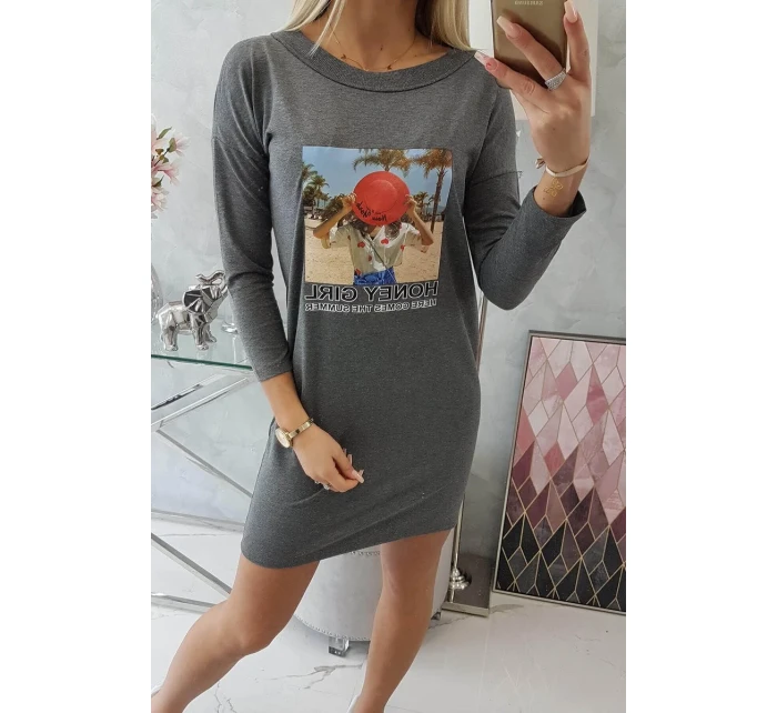 Šaty s potiskem Honey model 18744048 v grafitové barvě - K-Fashion Šaty s potiskem Honey model 18744048 v grafitové barvě - K-Fashion