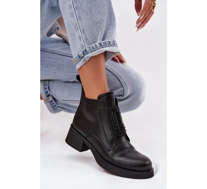 Dámské kožené kotníkové boty na podpatku s ozdobou D&A – černé Dámské kožené kotníkové boty na podpatku s ozdobou D&A – černé
