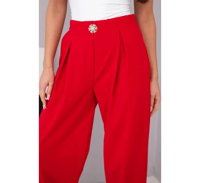 Dámské bavlněné kalhoty s vysokým pasem a ozdobným knoflíkem červené Dámské bavlněné kalhoty s vysokým pasem a ozdobným knoflíkem červené