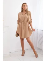 Šaty se zapínáním na knoflíky a zavazováním v pase velbloud