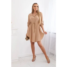 Šaty se zapínáním na knoflíky a zavazováním v pase velbloud