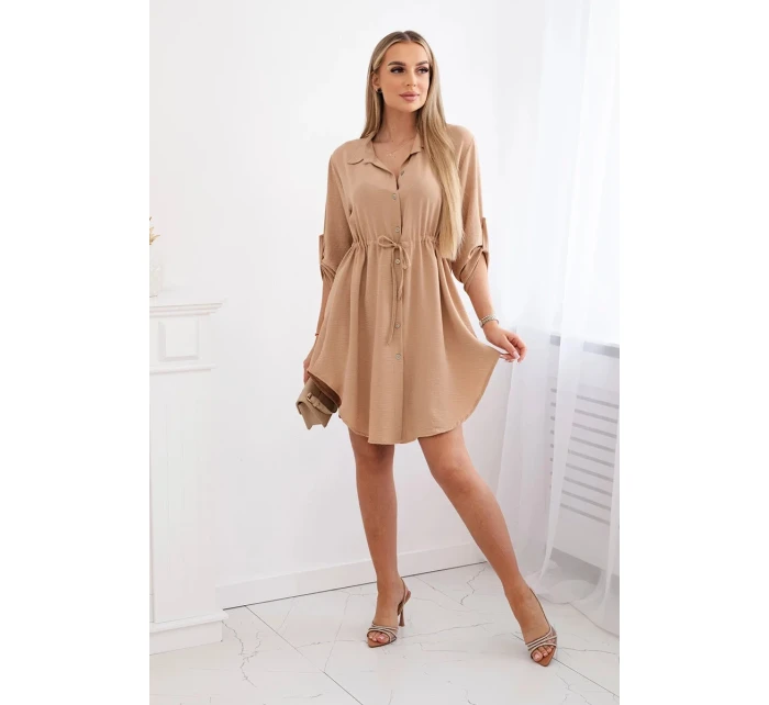 Šaty se zapínáním na knoflíky a zavazováním v pase velbloud