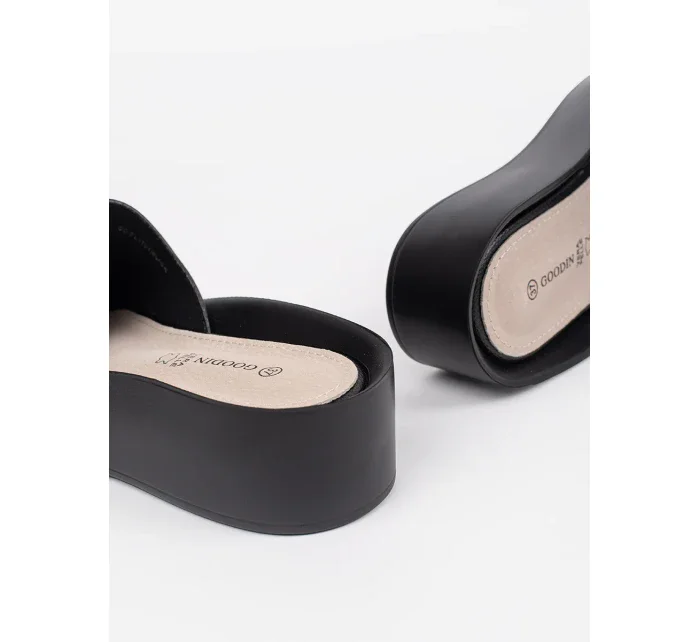 Praktické  nazouváky dámské černé na plochém podpatku