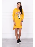 Šaty s delšími zády a barevným hořčicovým potiskem Šaty s delšími zády a barevným hořčicovým potiskem