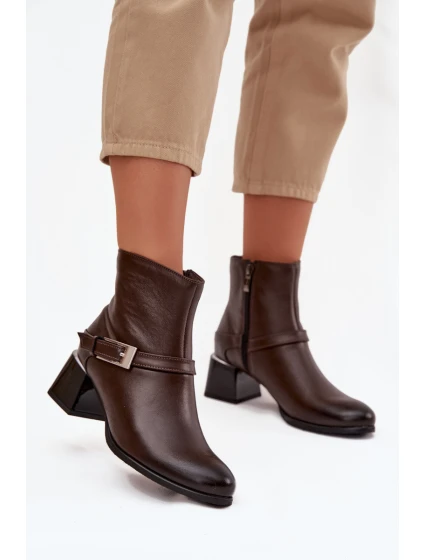 Kožené dámské boty na podpatku s přezkou model 21744793 hnědé - Zazoo Kožené dámské boty na podpatku s přezkou model 21744793 hnědé - Zazoo