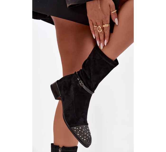 Dámské boty na nízkém podpatku se zdobením a páskem D&A – černé