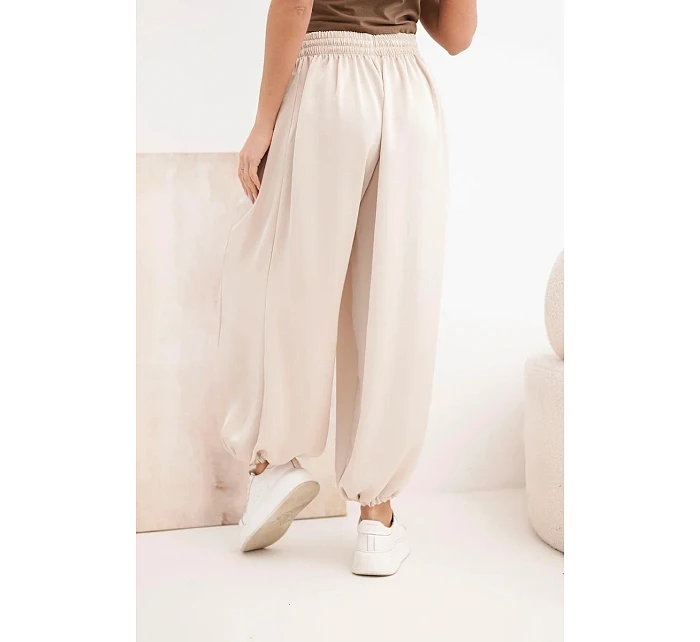Široké dámské kalhoty s gumou v pase a typu béžové model 22064415 - K-Fashion Široké dámské kalhoty s gumou v pase a typu béžové model 22064415 - K-Fashion