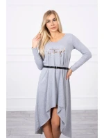 Šaty s ozdobným páskem a nápisem šedé barvy