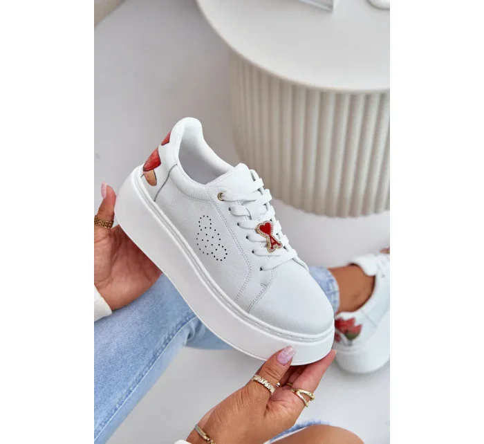 Kožené Dámské Tenisky Na Platformě S Broží A Ozdobným Květinou Bílé Kožené Dámské Tenisky Na Platformě S Broží A Ozdobným Květinou Bílé