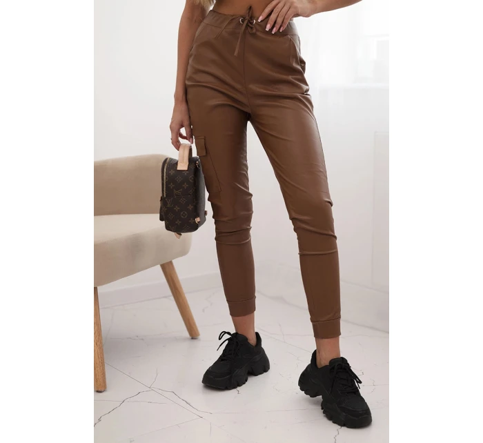 Dámské kalhoty z ekokůže s kapsami a vázáním v pase hnědé Dámské kalhoty z ekokůže s kapsami a vázáním v pase hnědé