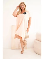 Dámské bavlněné šaty Plus Size s broží a výstřihem pudrově růžová Dámské bavlněné šaty Plus Size s broží a výstřihem pudrově růžová