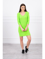 Přiléhavé šaty se zeleným neonovým výstřihem