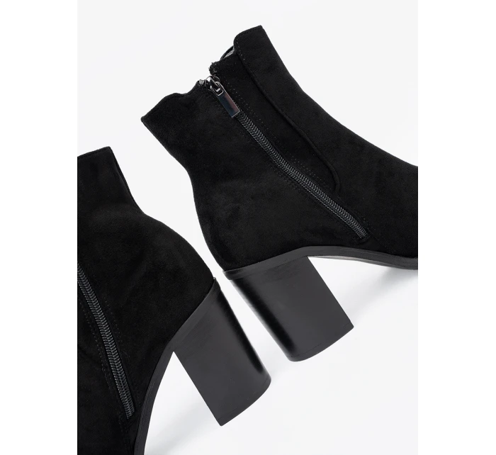 Praktické kotníčkové boty černé dámské na širokém podpatku Praktické kotníčkové boty černé dámské na širokém podpatku