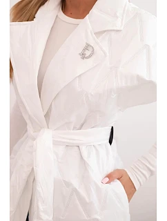 Dámská prošívaná vesta s páskem a širokým límcem bílá