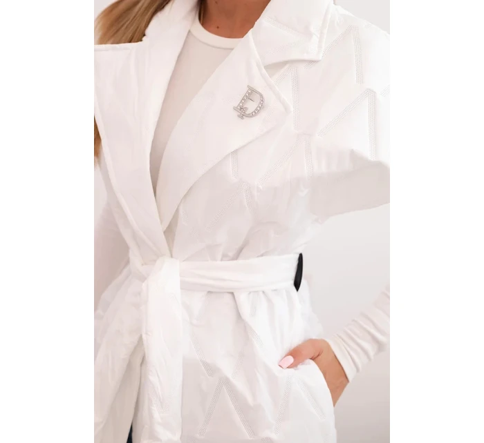 Dámská prošívaná vesta s páskem a širokým límcem bílá