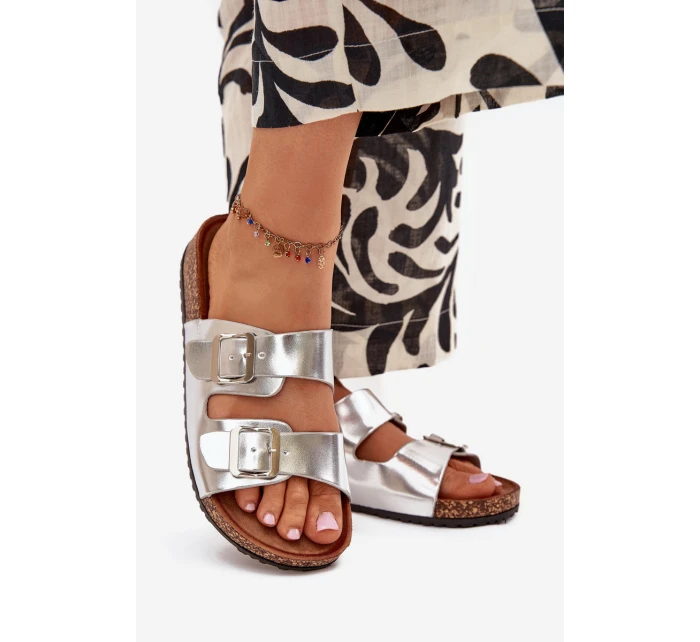 Dámské pantofle na korkové platformě s přezkami – stříbrné