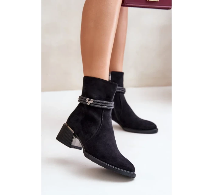 Zateplené Dámské Kotníkové Boty Na Nízkém Podpatku S Ozdobnými Pásky D&A Černé Zateplené Dámské Kotníkové Boty Na Nízkém Podpatku S Ozdobnými Pásky D&A Černé
