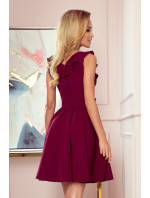 Dámské šaty ve vínové bordó barvě s volánky ve výstřihu model 8457542 - numoco