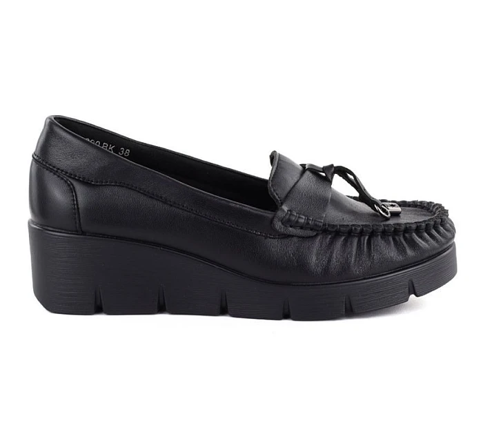 Černé mokasíny model 22068772 kožené polobotky na podpatku - VINCEZA Černé mokasíny model 22068772 kožené polobotky na podpatku - VINCEZA