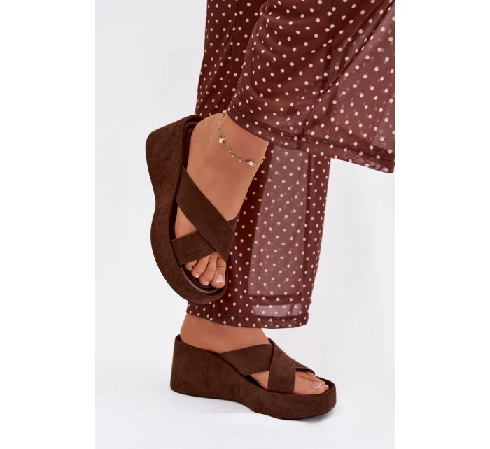 Dámské pantofle na platformě z eko semiše čokoládové model 21919328 - Boto