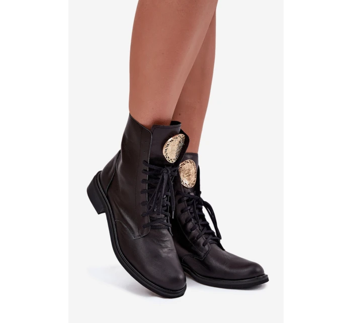Dámské kotníkové boty Zazoo na plochém podpatku se zlatým detailem – černé Dámské kotníkové boty Zazoo na plochém podpatku se zlatým detailem – černé