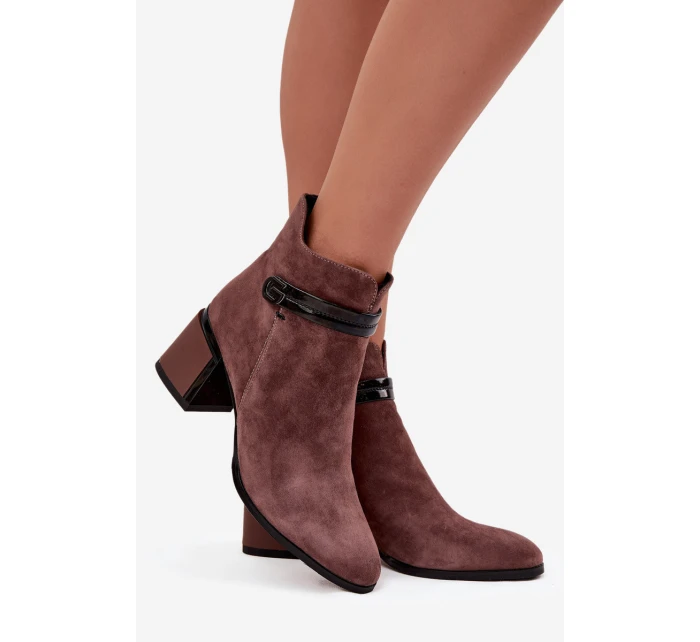 Dámské semišové kožené kotníkové boty na sloupkovém podpatku – hnědé