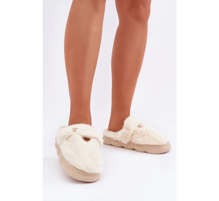 Hřejivé pantofle s malou broží světle béžové Primaria Hřejivé pantofle s malou broží světle béžové Primaria