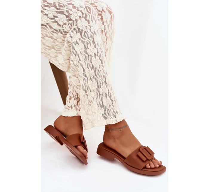 Dámské nazouváky na ploché podrážce s přezkou Camel model 21900536 - Boto Dámské nazouváky na ploché podrážce s přezkou Camel model 21900536 - Boto