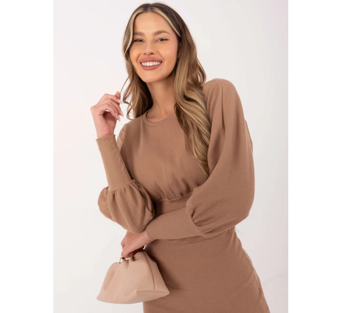 RUE PARIS Tmavě béžové model 15866597 šaty - FPrice RUE PARIS Tmavě béžové model 15866597 šaty - FPrice