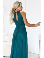 Elegantní večerní maxi šaty s výstřihem, tylem a zavazováním v pase – zelené model 22285998 - numoco basic Elegantní večerní maxi šaty s výstřihem, tylem a zavazováním v pase – zelené model 22285998 - numoco basic